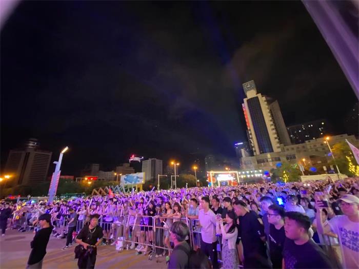 许佳豪-今日相约鞍山“西瓜很忙”<a href=http://yrtc.zgmxjjgs.com target=_blank class=infotextkey>音乐节</a>